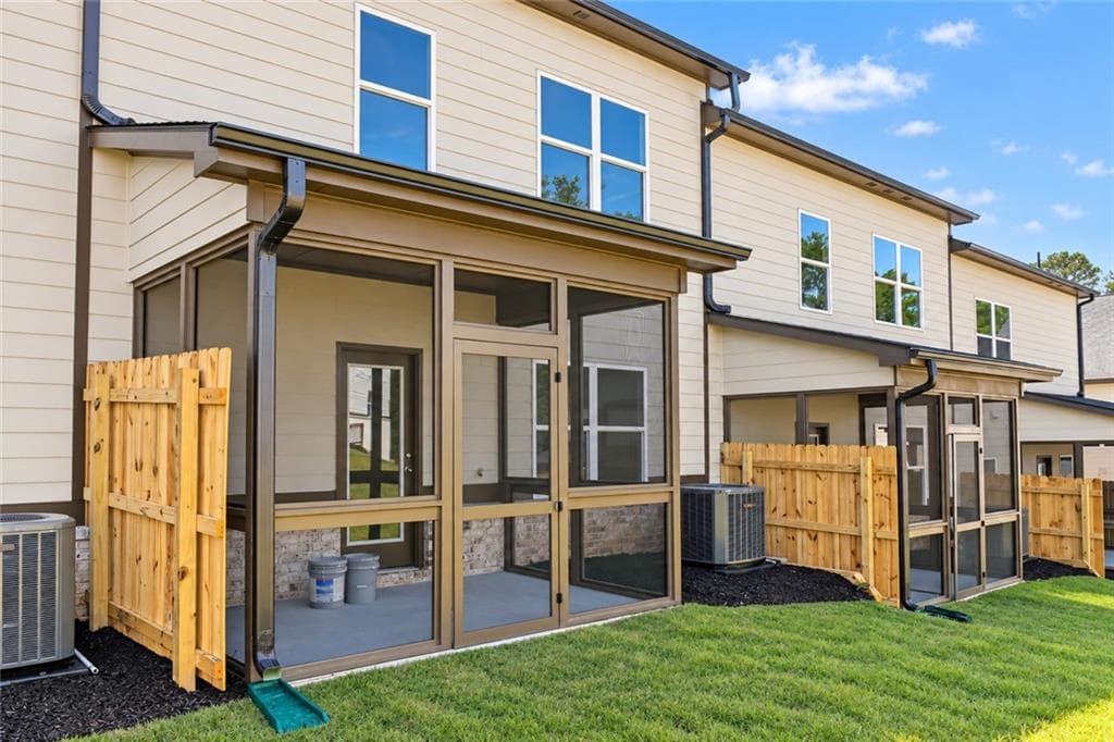 4 bedroom, 3 bathroom, 2,351 sq ft townhouse for sale at 4353 Fern River Bend 33, Norcross, GA 30093 — photo 2