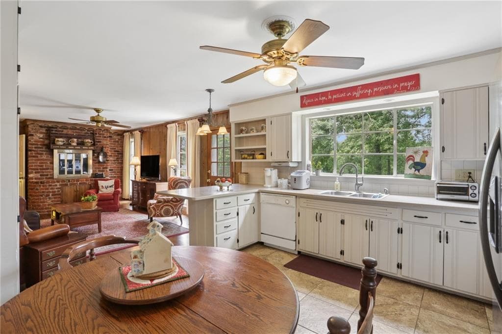 4 bedroom, 3 bathroom, 2,102 sq ft single family residence for sale at 645 Patrick Place, Sandy Springs, GA 30328 — photo 7