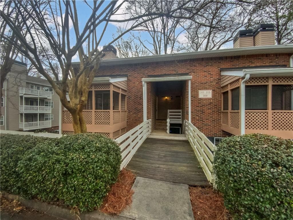 2 bedroom, 2 bathroom, 908 sq ft condominium for sale at 311 Quail Run, Roswell, GA 30076