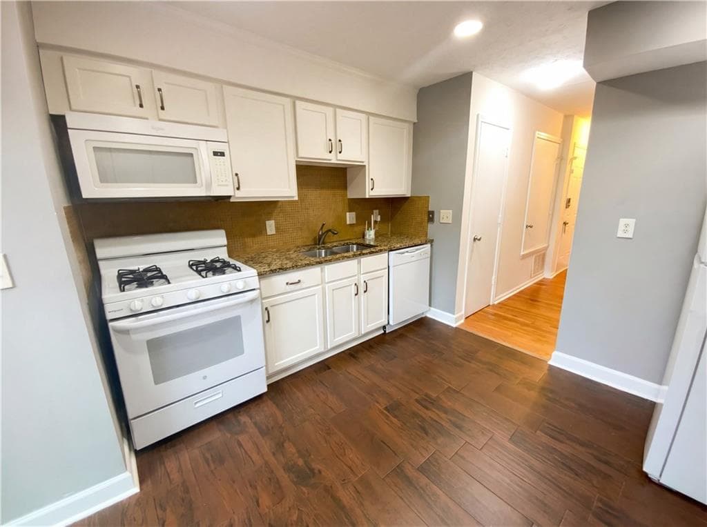 2 bedroom, 2 bathroom, 908 sq ft condominium for sale at 311 Quail Run, Roswell, GA 30076 — photo 2