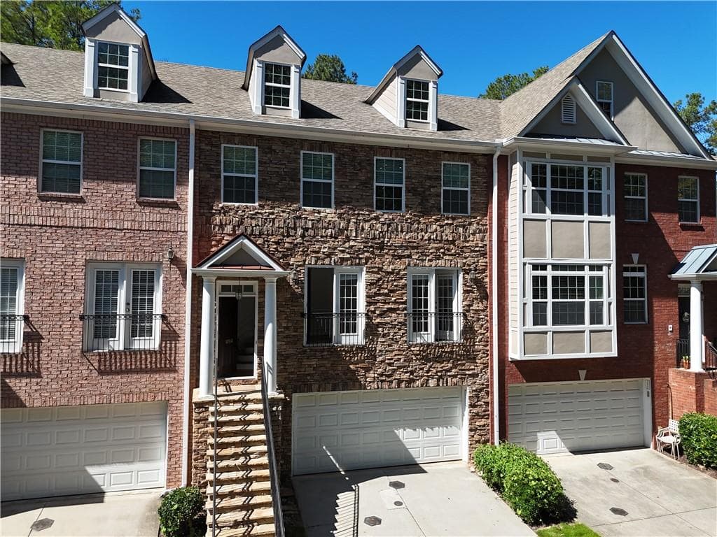 3 bedroom, 4 bathroom, 2,531 sq ft townhouse for sale at 10950 Brunson Drive, Johns Creek, GA 30097 — photo 2
