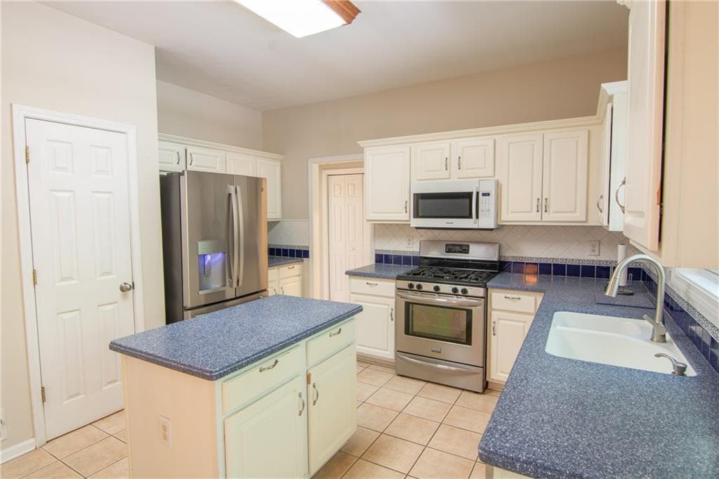 6 bedroom, 5 bathroom, 3,473 sq ft single family residence for sale at 2108 Brickton Crossing, Buford, GA 30518 — photo 9