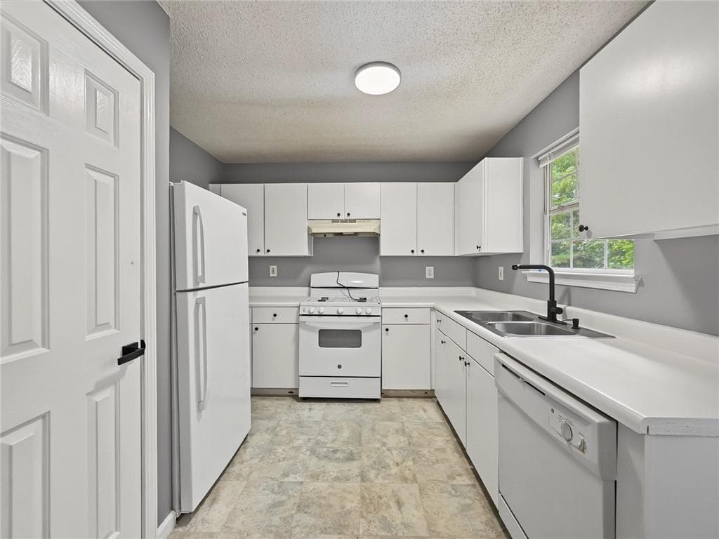 3 bedroom, 2 bathroom, 1,680 sq ft single family residence for sale at 6195 Idlewood Circle, Lithonia, GA 30038 — photo 9