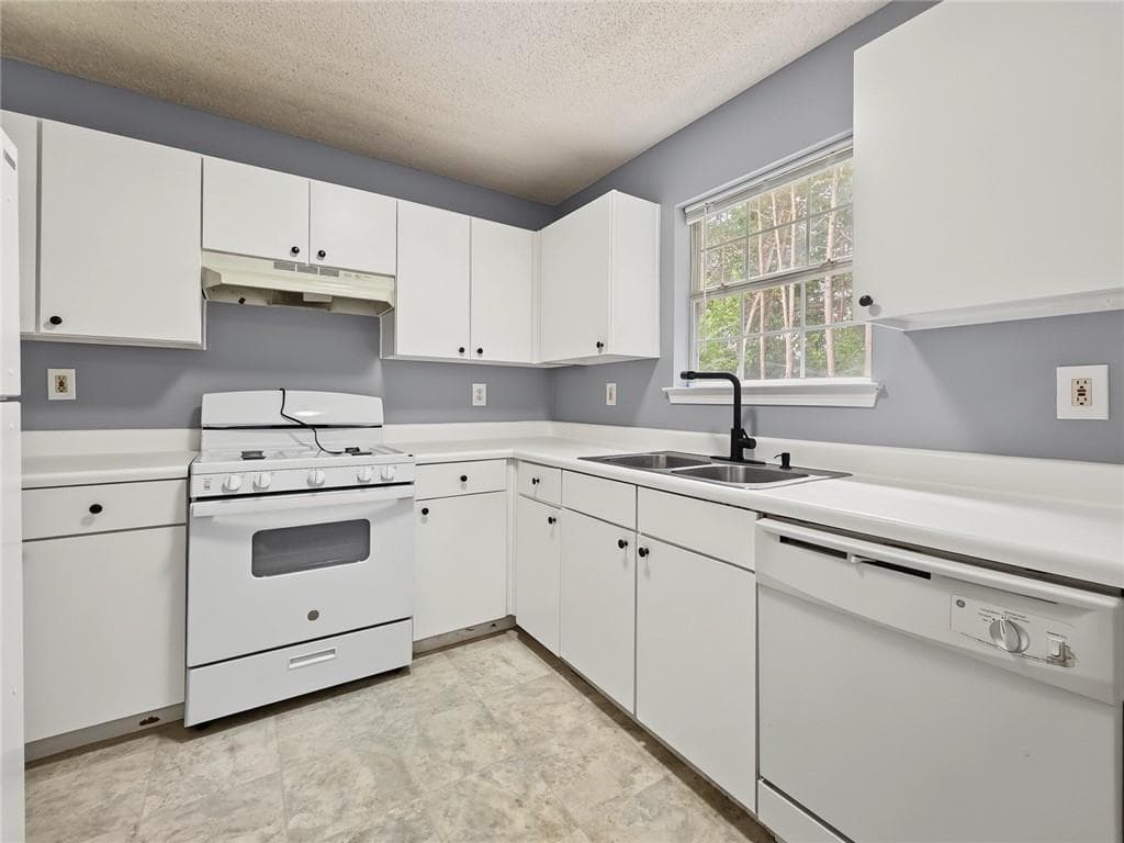 3 bedroom, 2 bathroom, 1,680 sq ft single family residence for sale at 6195 Idlewood Circle, Lithonia, GA 30038 — photo 10
