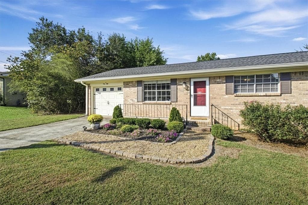3 bedroom, 2 bathroom, 1,170 sq ft single family residence for sale at 950 Meadowbrook Lane, Conyers, GA 30012 — photo 2