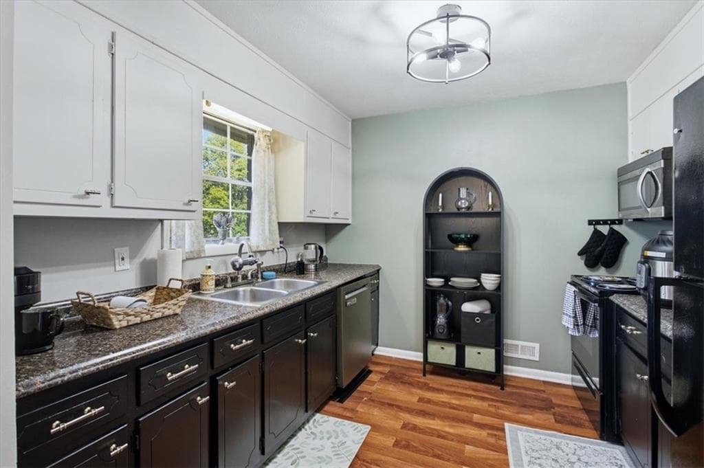3 bedroom, 2 bathroom, 1,170 sq ft single family residence for sale at 950 Meadowbrook Lane, Conyers, GA 30012 — photo 8