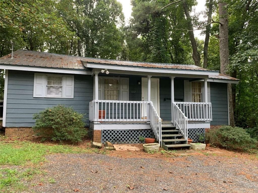3 bedroom, 1 bathroom, 1,026 sq ft single family residence for sale at 602 McCurdy Road, Villa Rica, GA 30180 — photo 1 of 17