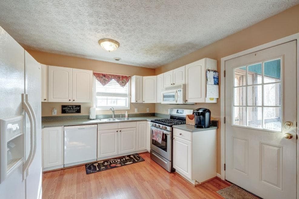 3 bedroom, 2 bathroom, 2,704 sq ft single family residence for sale at 472 Eagle Mountain Drive, Ellijay, GA 30540 — photo 9