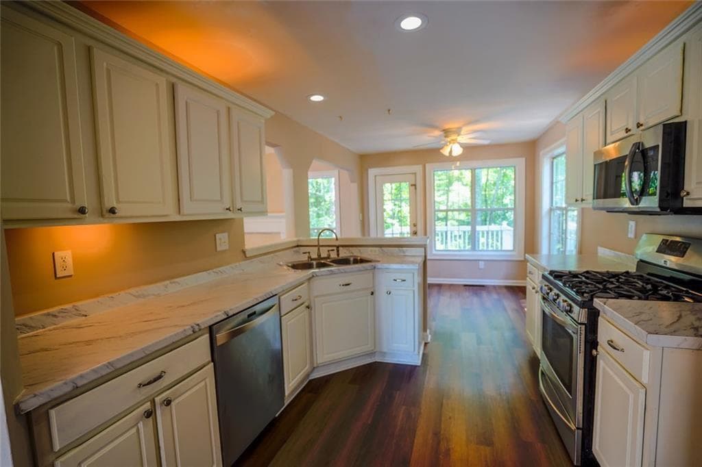 4 bedroom, 3 bathroom, 2,811 sq ft single family residence for sale at 4340 Mapleton Way, Cumming, GA 30028 — photo 8