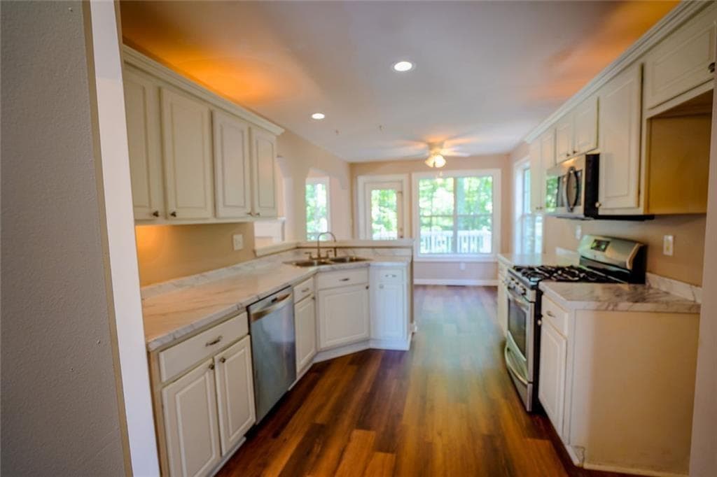 4 bedroom, 3 bathroom, 2,811 sq ft single family residence for sale at 4340 Mapleton Way, Cumming, GA 30028 — photo 9