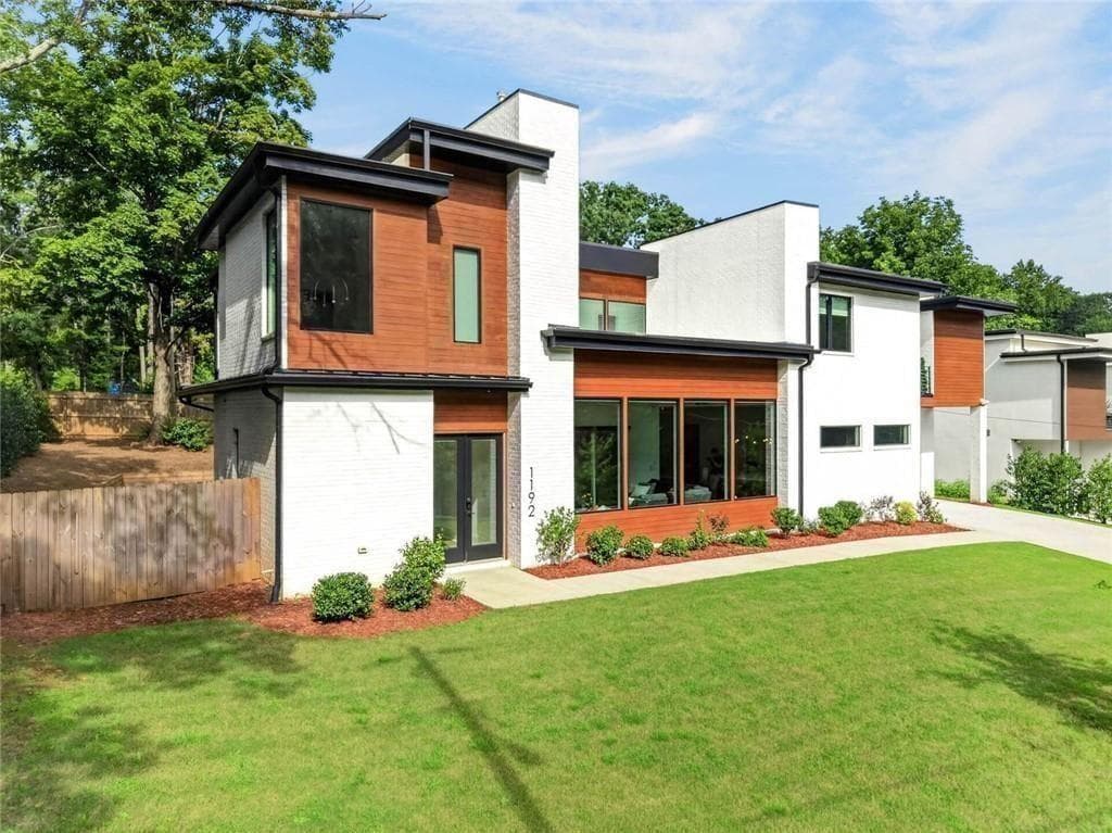 5 bedroom, 5 bathroom, 3,316 sq ft single family residence for sale at 1192 Bernadette Lane, Atlanta, GA 30329 — photo 4
