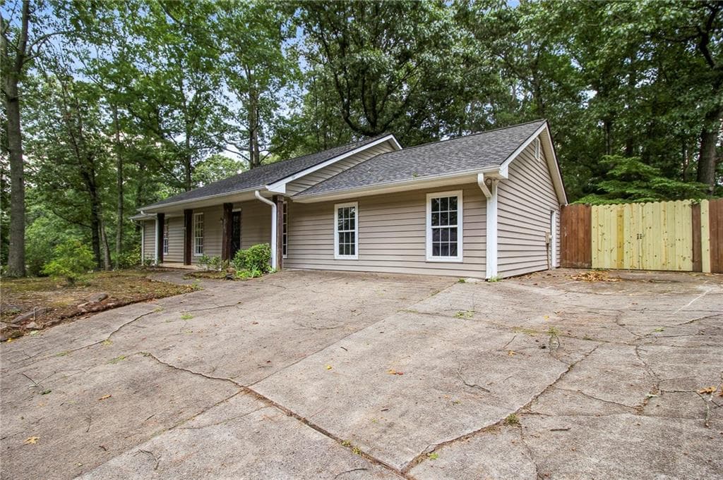 3 bedroom, 2 bathroom, 1,472 sq ft single family residence for rent at 455 Barrington Drive, Roswell, GA 30076 for $2,700 a month — photo 1 of 30