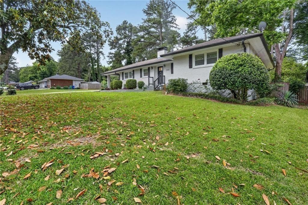 3 bedroom, 2 bathroom, 1,710 sq ft single family residence for sale at 2123 Juanita Street, Decatur, GA 30032 — photo 4