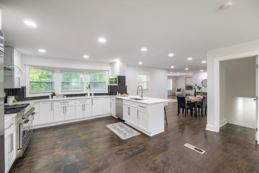 5 bedroom, 5 bathroom, 4,451 sq ft single family residence for sale at 2368 Fenhurst Place, Dunwoody, GA 30338 — photo 10