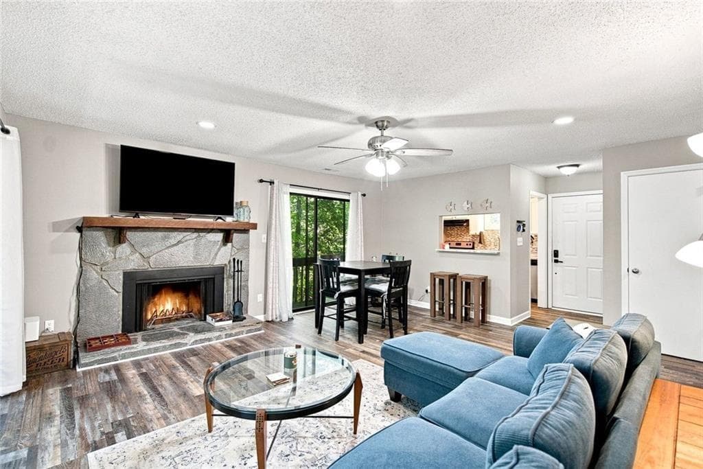 2 bedroom, 2 bathroom, 954 sq ft condominium for sale at 2604 Fairway Oaks, Waleska, GA 30183 — photo 6