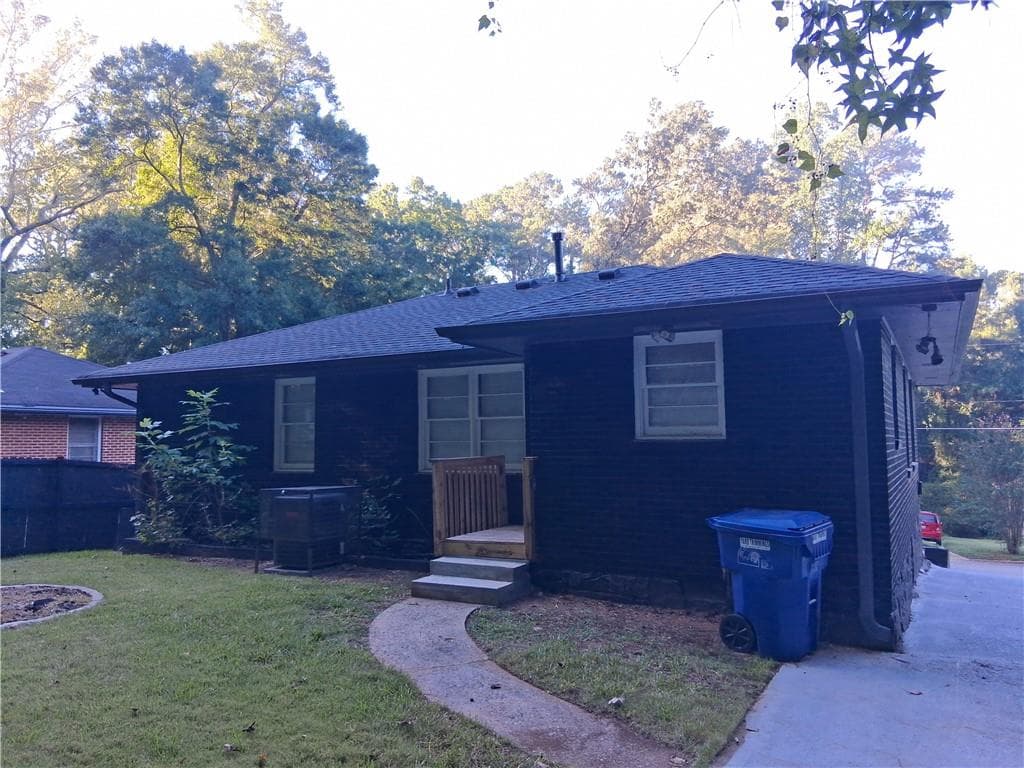 3 bedroom, 1 bathroom, 1,100 sq ft single family residence for sale at 2028 Wells Drive, Atlanta, GA 30311 — photo 3
