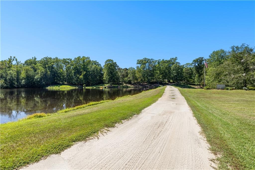 5 bedroom, 7 bathroom, 3,095 sq ft single family residence for sale at 380 Day Street, Molena, GA 30258 — photo 6