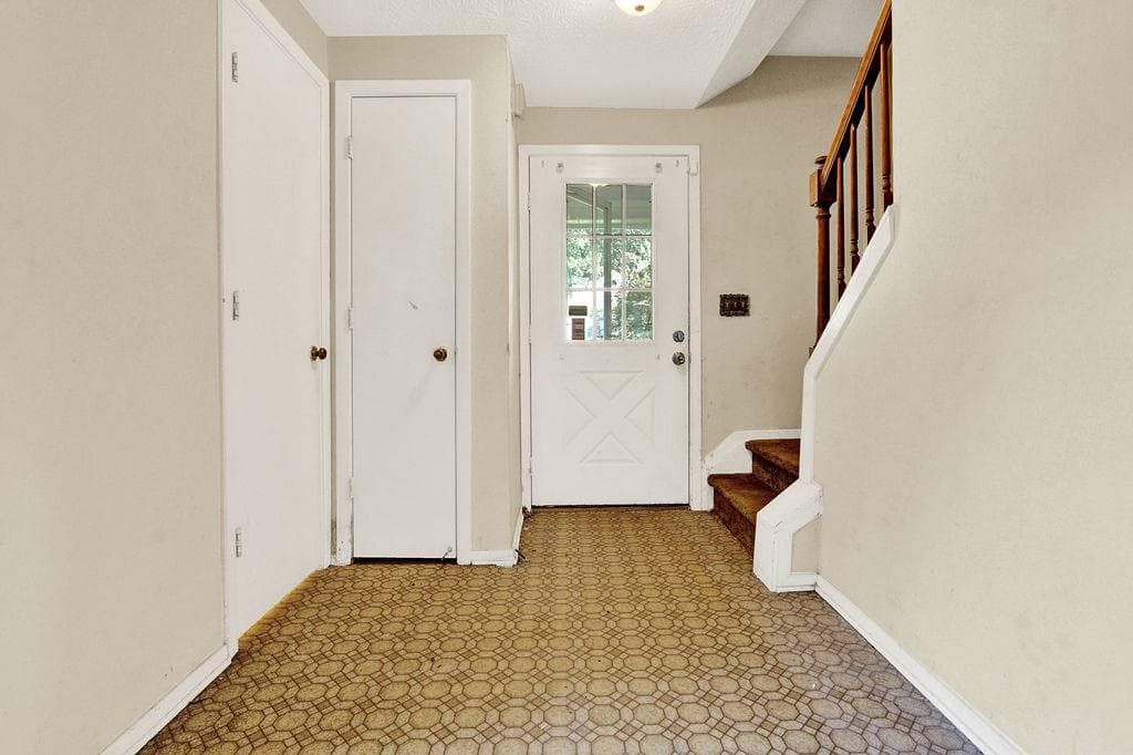 3 bedroom, 3 bathroom, 1,492 sq ft single family residence for sale at 1330 Old Countryside Circle, Stone Mountain, GA 30083 — photo 8