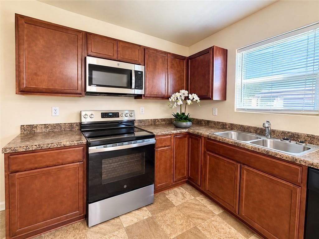 4 bedroom, 3 bathroom, 1,790 sq ft single family residence for sale at 1141 Villa Clara Way, Gainesville, GA 30504 — photo 6