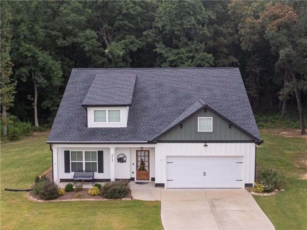 3 bedroom, 3 bathroom, 1,705 sq ft single family residence for sale at 212 Live Oak Lane, Comer, GA 30629
