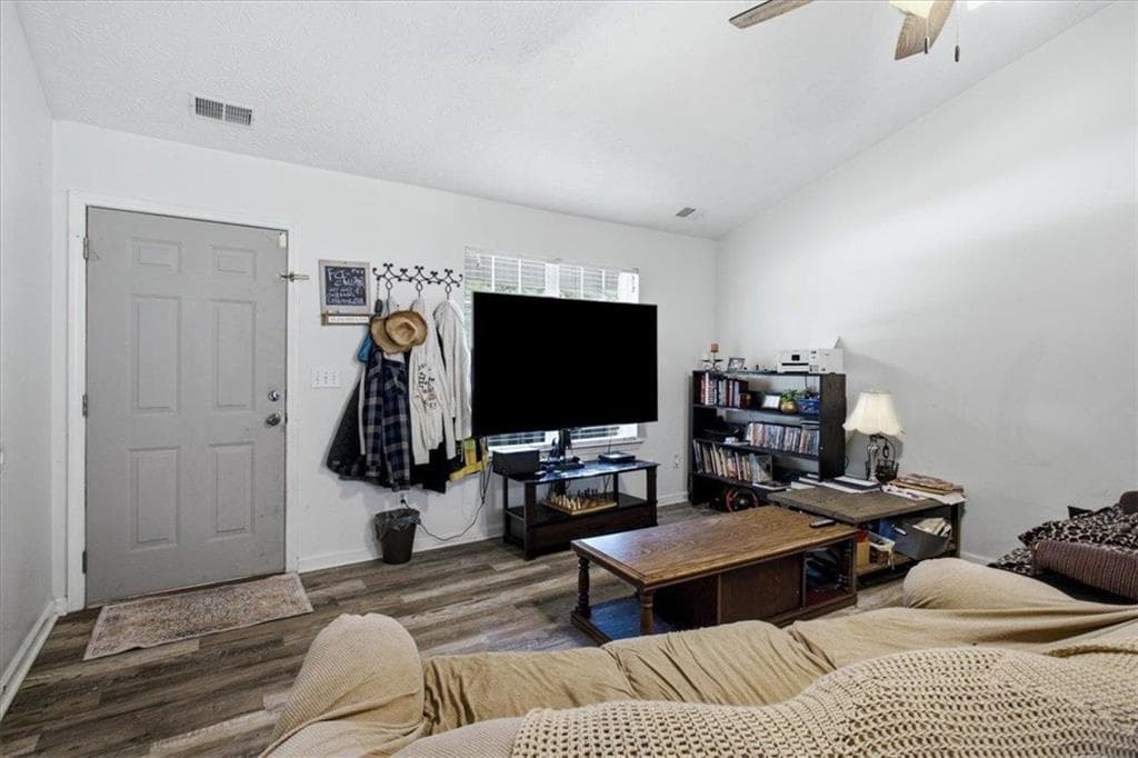 3 bedroom, 2 bathroom, 1,484 sq ft single family residence under contract at 306 Ponderosa Tr, Jackson, GA 30233 — photo 4