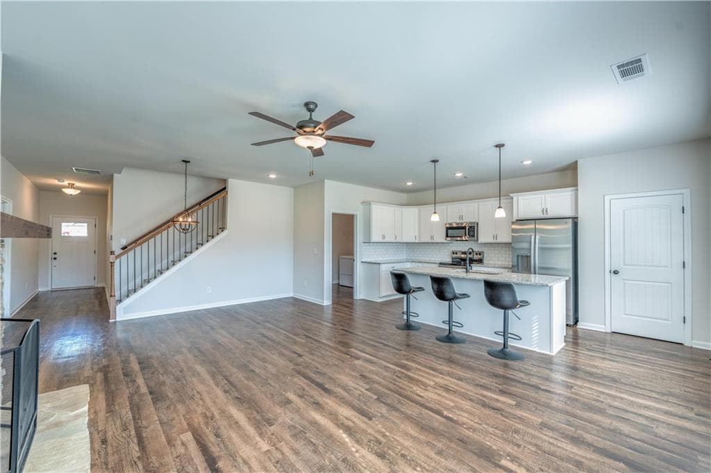 3 bedroom, 3 bathroom, 1,800 sq ft single family residence for sale at 6408 River Plantation Drive, Lula, GA 30554 — photo 3