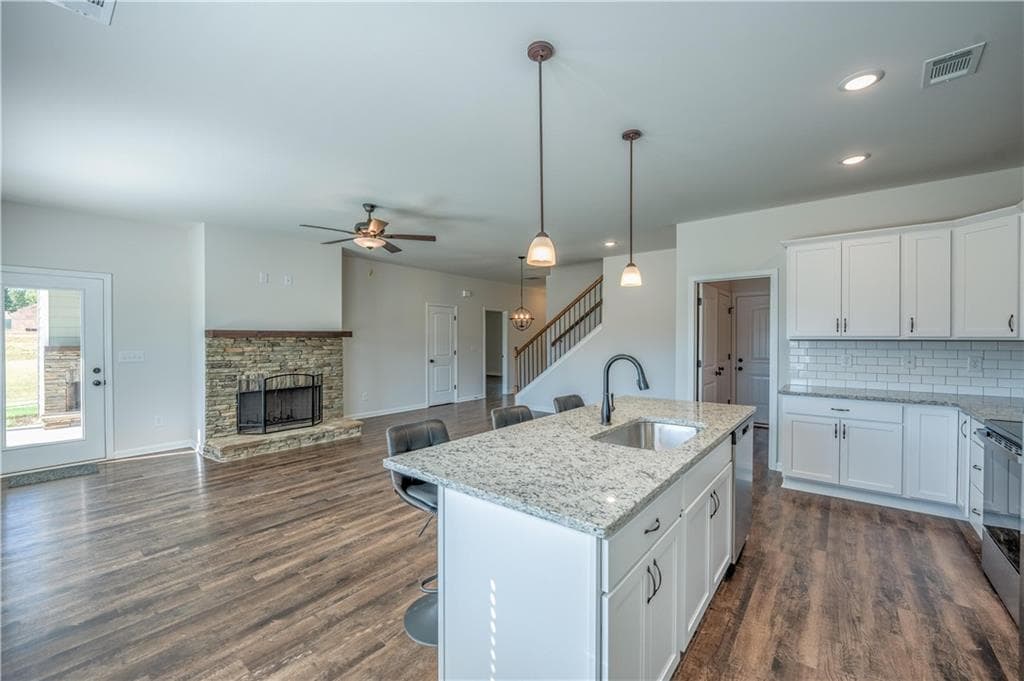 3 bedroom, 3 bathroom, 1,800 sq ft single family residence for sale at 6408 River Plantation Drive, Lula, GA 30554 — photo 5