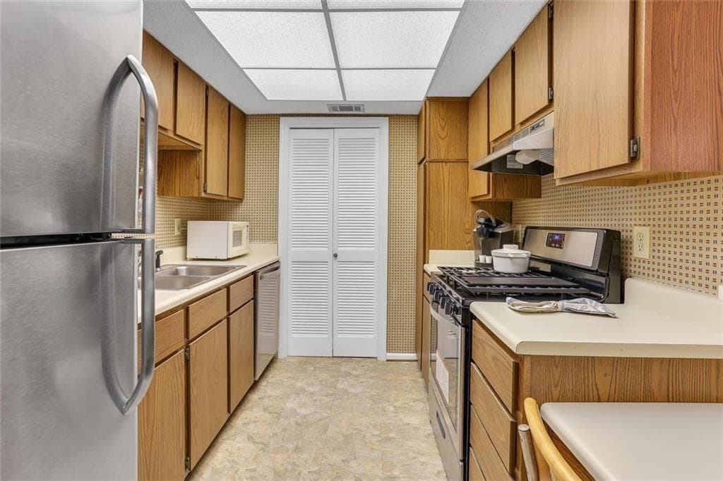 1 bedroom, 1 bathroom, 948 sq ft condominium under contract at 3445 Ivys Walk, Atlanta, GA 30340 — photo 5