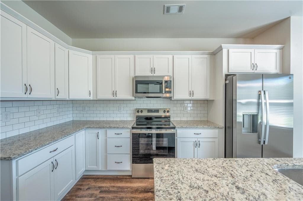 3 bedroom, 3 bathroom, 1,800 sq ft single family residence for sale at 6408 River Plantation Drive, Lula, GA 30554 — photo 9