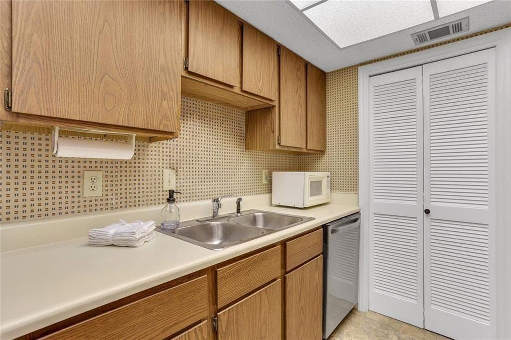 1 bedroom, 1 bathroom, 948 sq ft condominium under contract at 3445 Ivys Walk, Atlanta, GA 30340 — photo 6