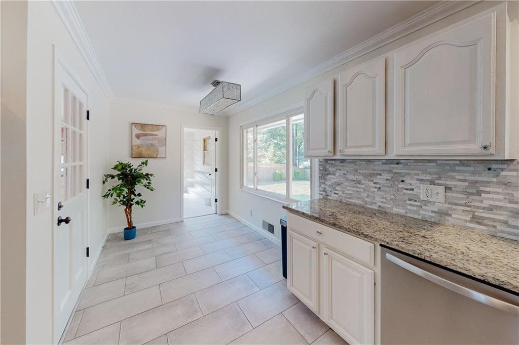 6 bedroom, 4 bathroom, 4,978 sq ft single family residence for sale at 304 W Lakeshore Drive, Carrollton, GA 30117 — photo 7