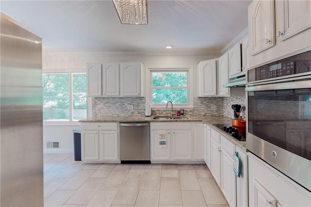 6 bedroom, 4 bathroom, 4,978 sq ft single family residence for sale at 304 W Lakeshore Drive, Carrollton, GA 30117 — photo 6