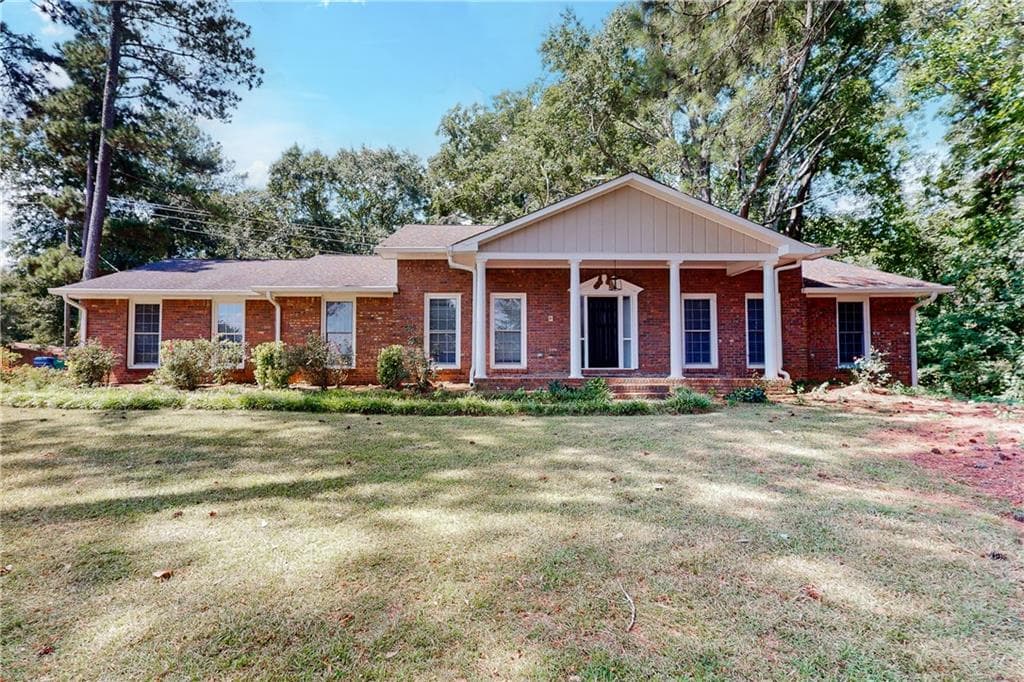6 bedroom, 4 bathroom, 4,978 sq ft single family residence for sale at 304 W Lakeshore Drive, Carrollton, GA 30117