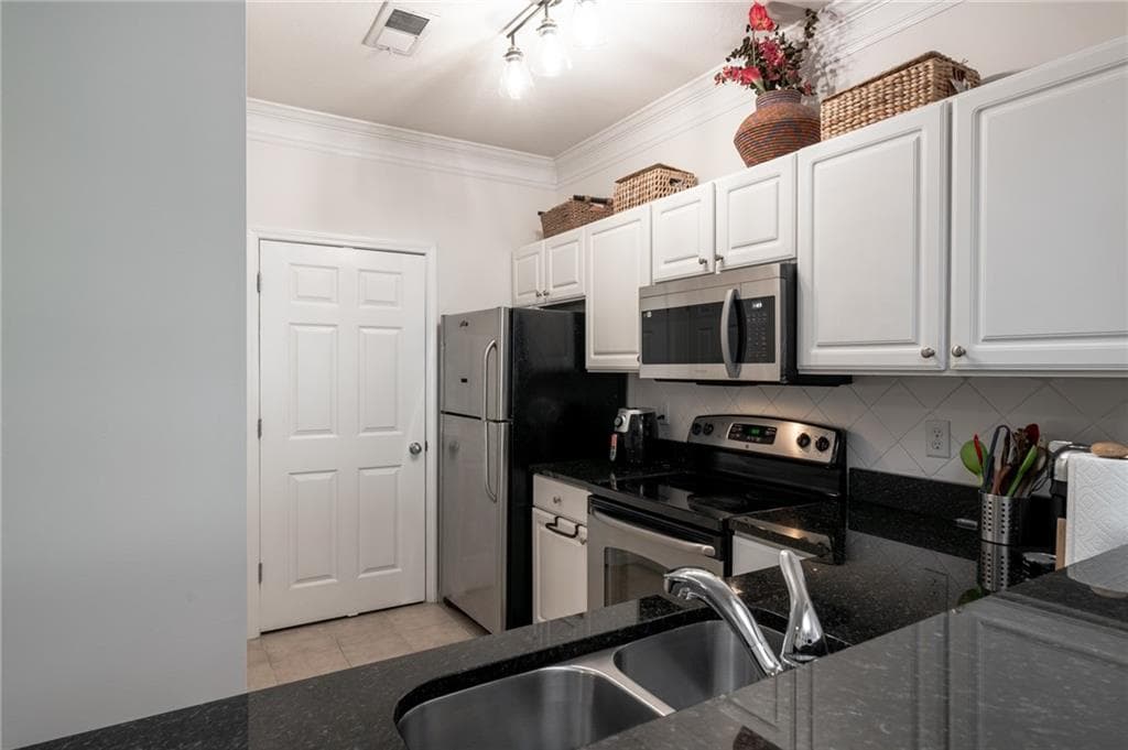 1 bedroom, 1 bathroom, 864 sq ft condominium for rent at 1128 Westchester Ridge, Brookhaven, GA 30319 for $1,525 a month — photo 8