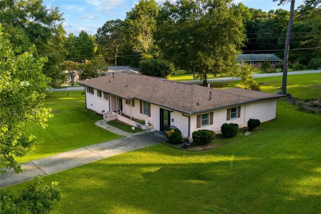 2 bedroom, 2 bathroom, 1,857 sq ft single family residence for sale at 1237 Chapel Dr SW, Marietta, GA 30064 — photo 2