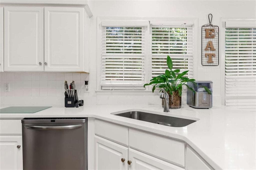 4 bedroom, 3 bathroom, 2,718 sq ft single family residence for sale at 125 Wynchase Lane, Fayetteville, GA 30215 — photo 10