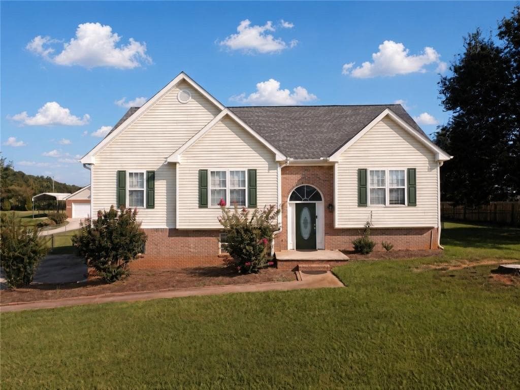 3 bedroom, 3 bathroom, 2,499 sq ft single family residence for sale at 425 Freedom Drive, Mcdonough, GA 30252