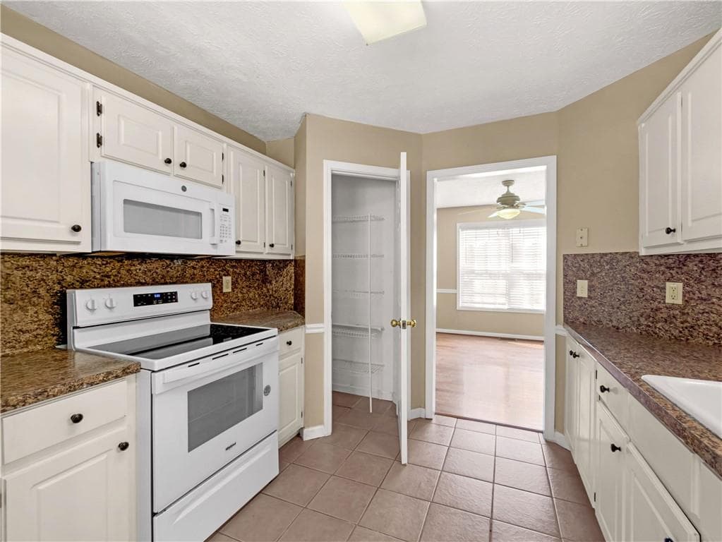3 bedroom, 3 bathroom, 2,499 sq ft single family residence for sale at 425 Freedom Drive, Mcdonough, GA 30252 — photo 5