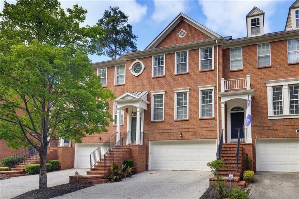 3 bedroom, 4 bathroom, 2,208 sq ft townhouse for sale at 2587 Bridlewood Lane, Atlanta, GA 30339 — photo 2