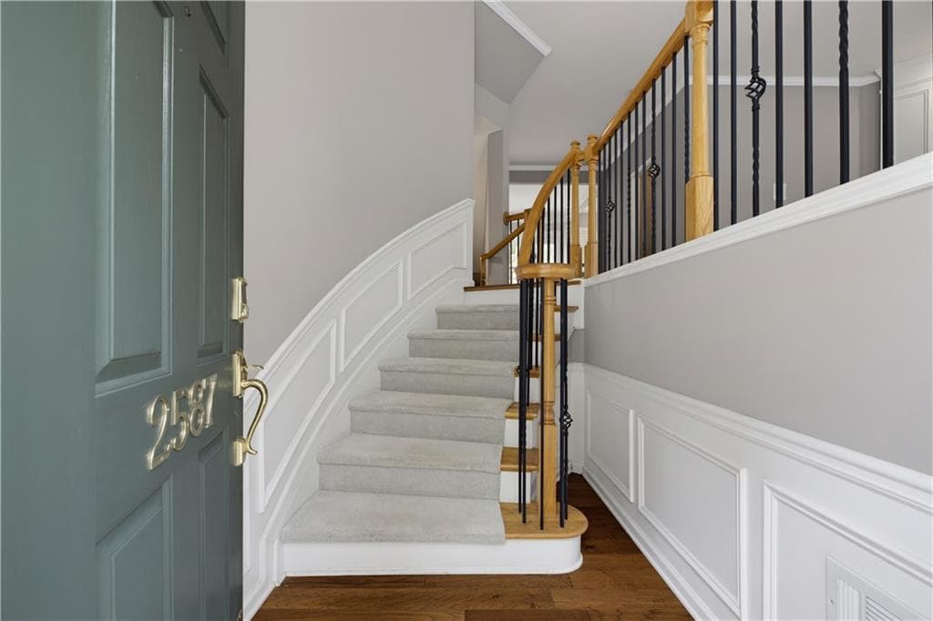 3 bedroom, 4 bathroom, 2,208 sq ft townhouse for sale at 2587 Bridlewood Lane, Atlanta, GA 30339 — photo 3