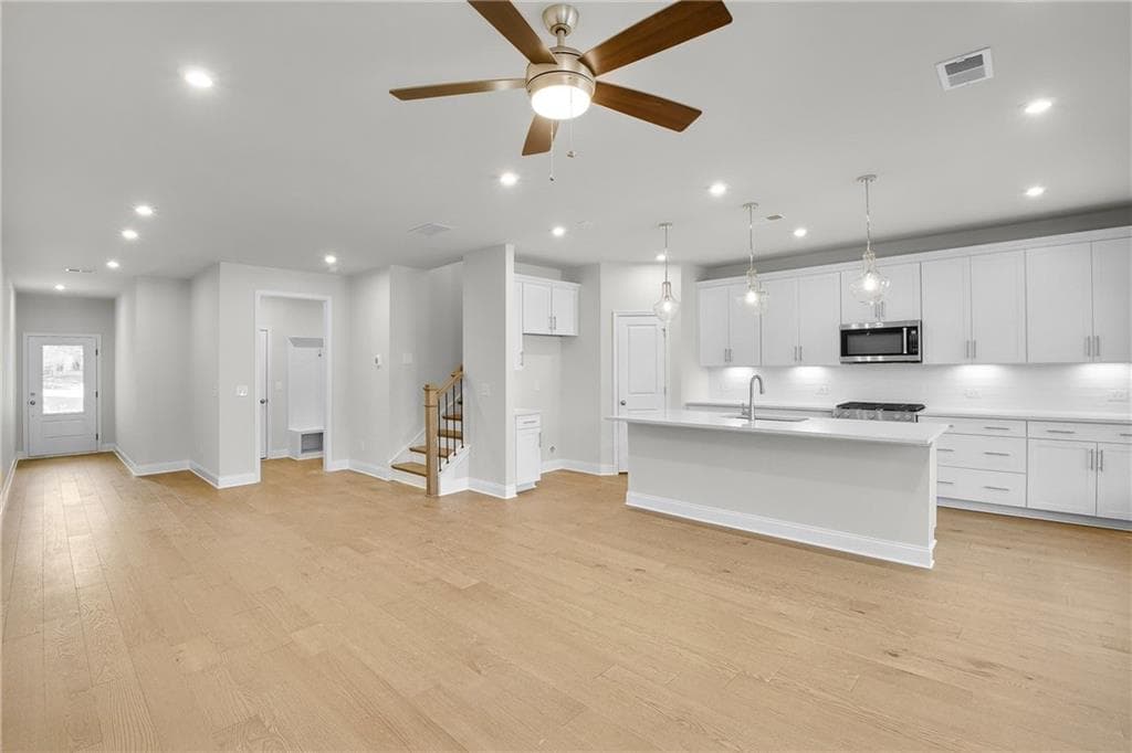 3 bedroom, 3 bathroom, 1,911 sq ft townhouse for sale at 5651 Tillman Way, Powder Springs, GA 30127 — photo 2