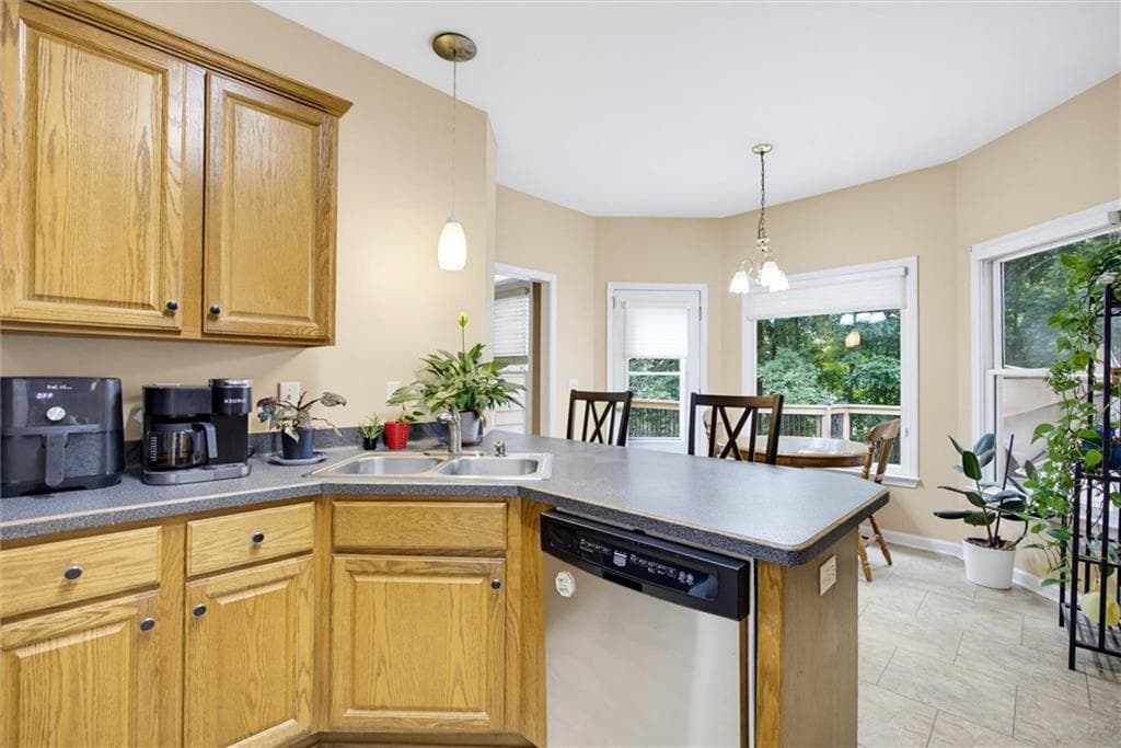 4 bedroom, 4 bathroom, 2,822 sq ft single family residence for sale at 4090 Chestnut Springs Court, Cumming, GA 30041 — photo 9