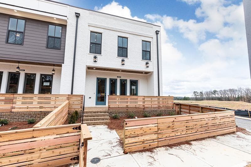 3 bedroom, 3 bathroom, 2,064 sq ft townhouse for rent at 906 Farmstead Road, Suwanee, GA 30024 for $2,700 a month — photo 1 of 14