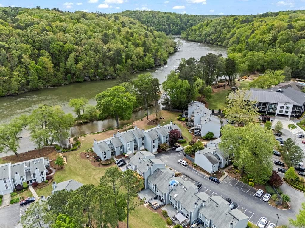 2 bedroom, 3 bathroom, 1,352 sq ft townhouse for sale at 1021 Riverbend Club Drive, Atlanta, GA 30339 — photo 2