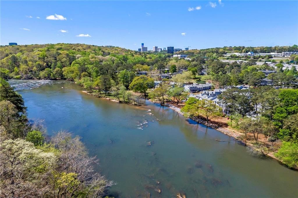 2 bedroom, 3 bathroom, 1,352 sq ft townhouse for sale at 1021 Riverbend Club Drive, Atlanta, GA 30339 — photo 3