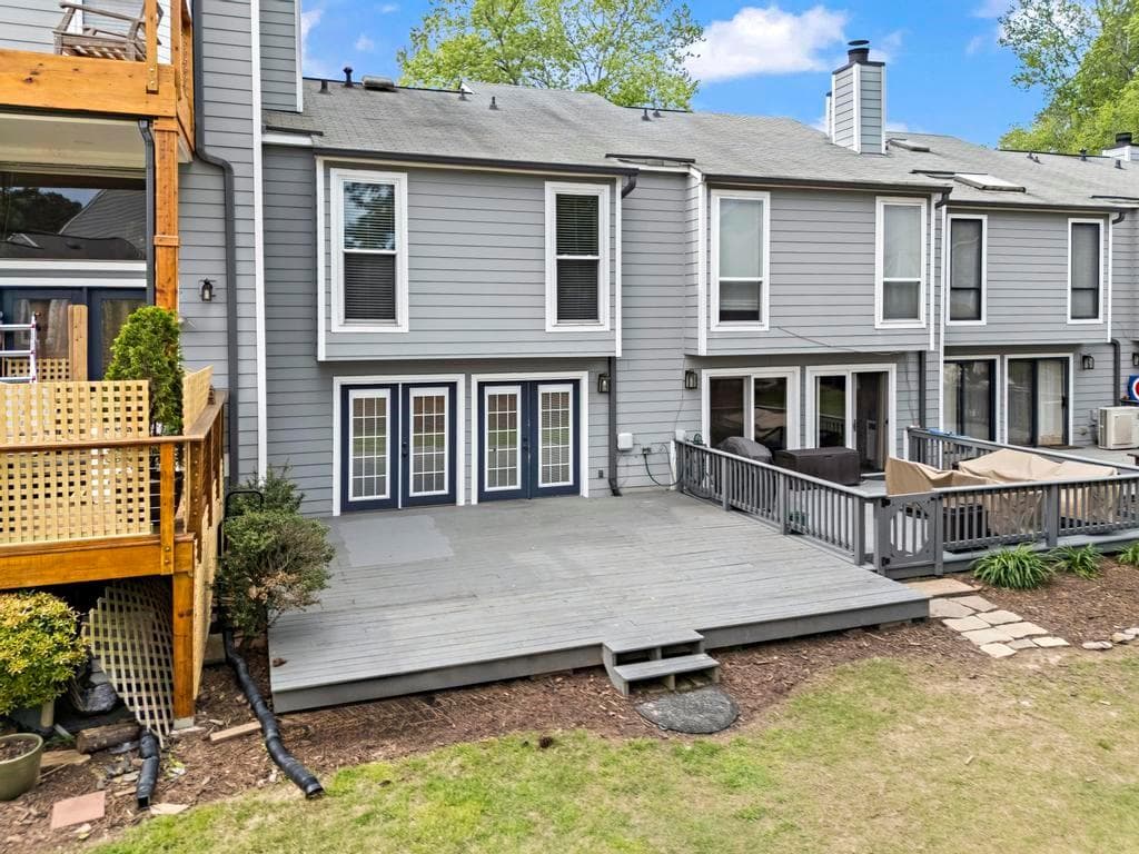 2 bedroom, 3 bathroom, 1,352 sq ft townhouse for sale at 1021 Riverbend Club Drive, Atlanta, GA 30339 — photo 6