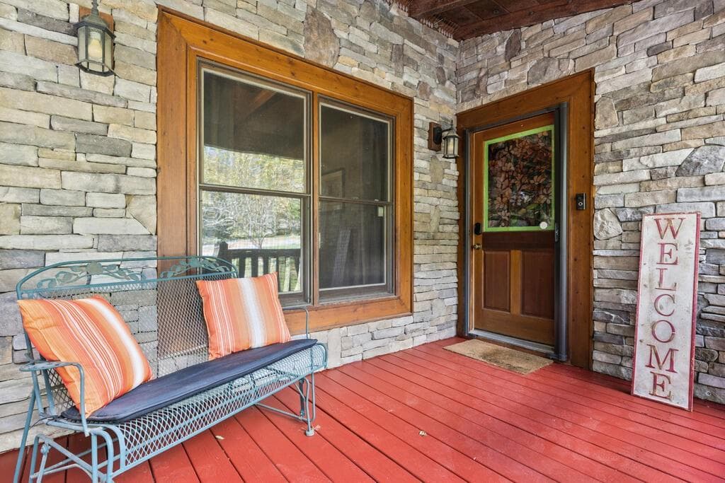 3 bedroom, 3 bathroom, 3,020 sq ft single family residence for sale at 814 Eagle Mountain Drive, Ellijay, GA 30540 — photo 2