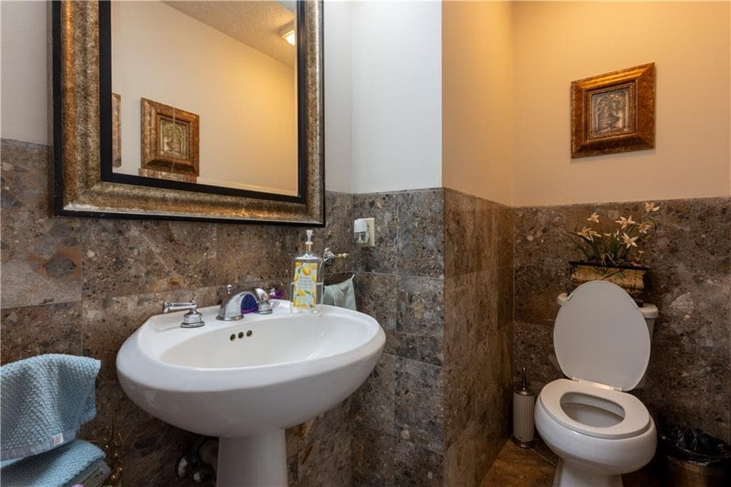 5 bedroom, 4 bathroom, 4,804 sq ft single family residence for sale at 5030 Forest Run Trace, Johns Creek, GA 30022 — photo 6