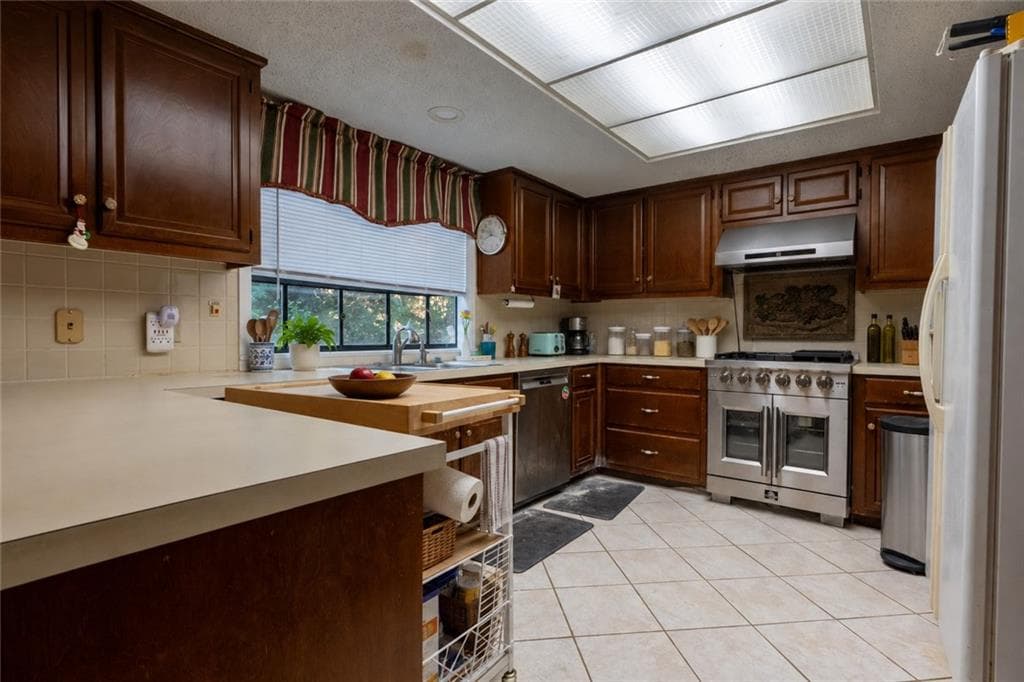 5 bedroom, 4 bathroom, 4,804 sq ft single family residence for sale at 5030 Forest Run Trace, Johns Creek, GA 30022 — photo 7