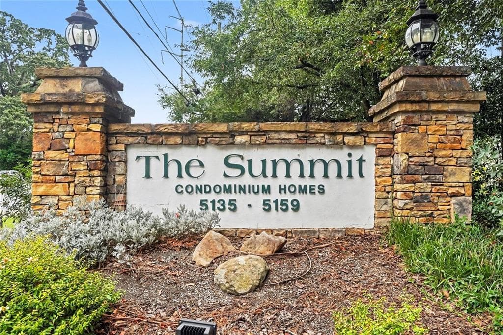 1 bedroom, 1 bathroom, 748 sq ft condominium for sale at 5157 Roswell Road 8, Sandy Springs, GA 30342 — photo 3